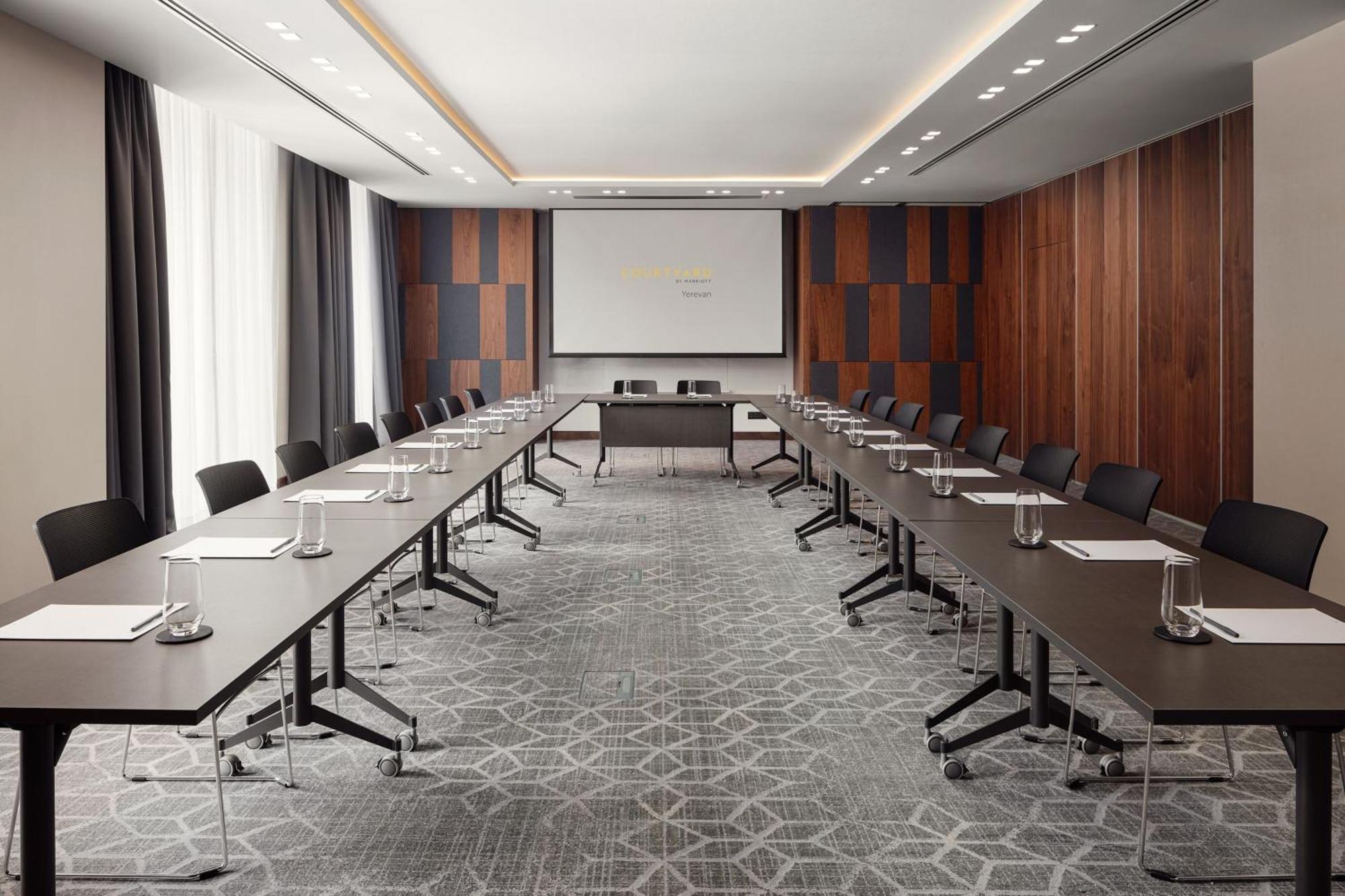 Courtyard By Marriott Erivan Exterior foto